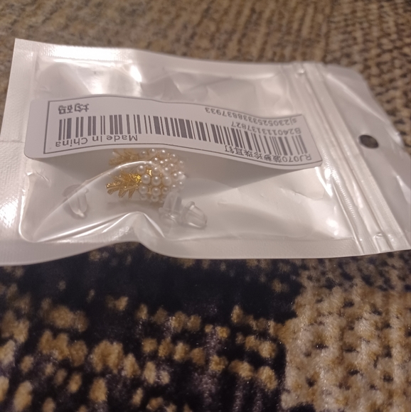 4/$40 New Faux Pearl Pineapple Design Stud Earrings - Picture 7 of 7